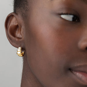 Modelo luciendo pendientes semi aro - 15 mm - bañado oro