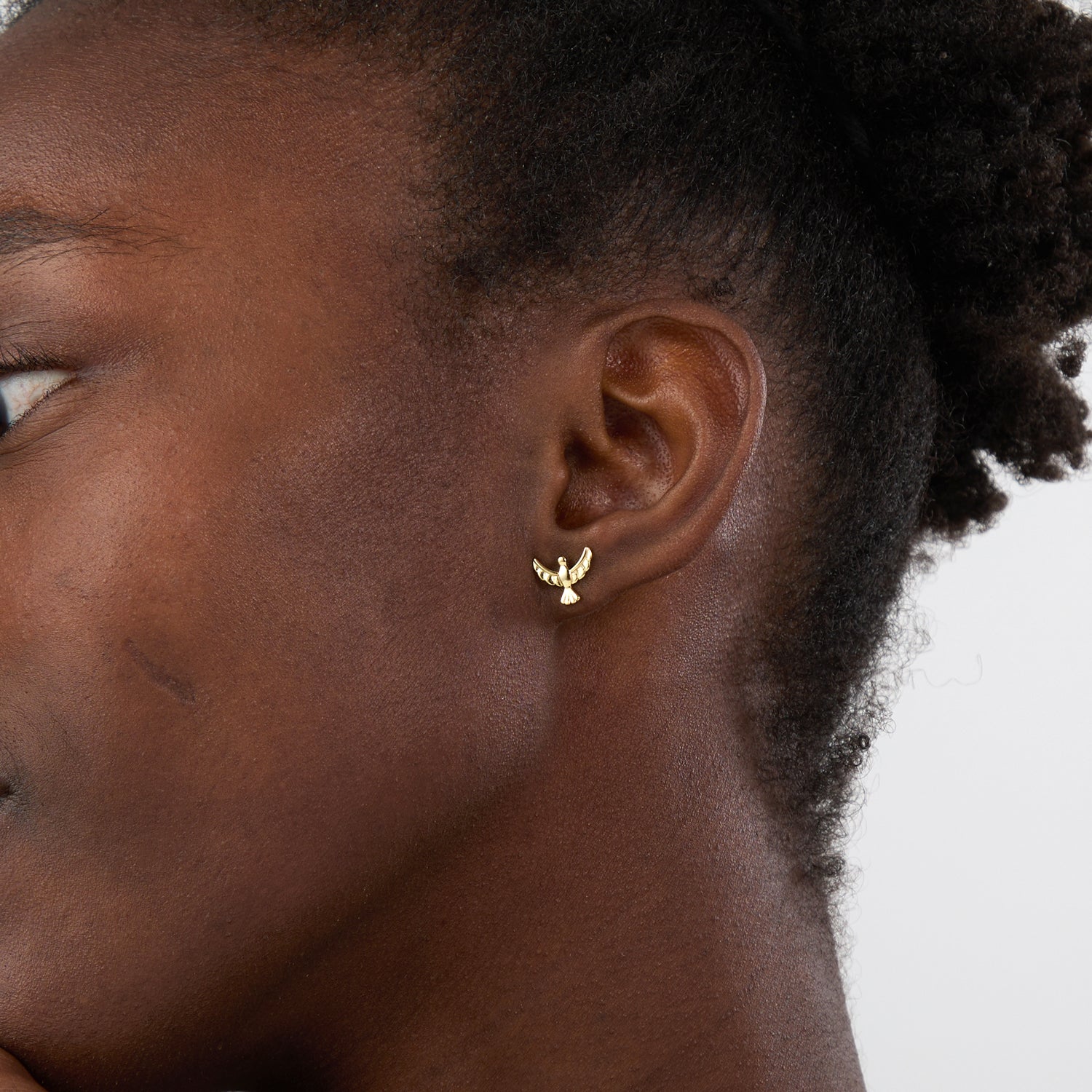 Modelo luciendo pendientes plata - paloma de la paz - 9 mm - bañado oro