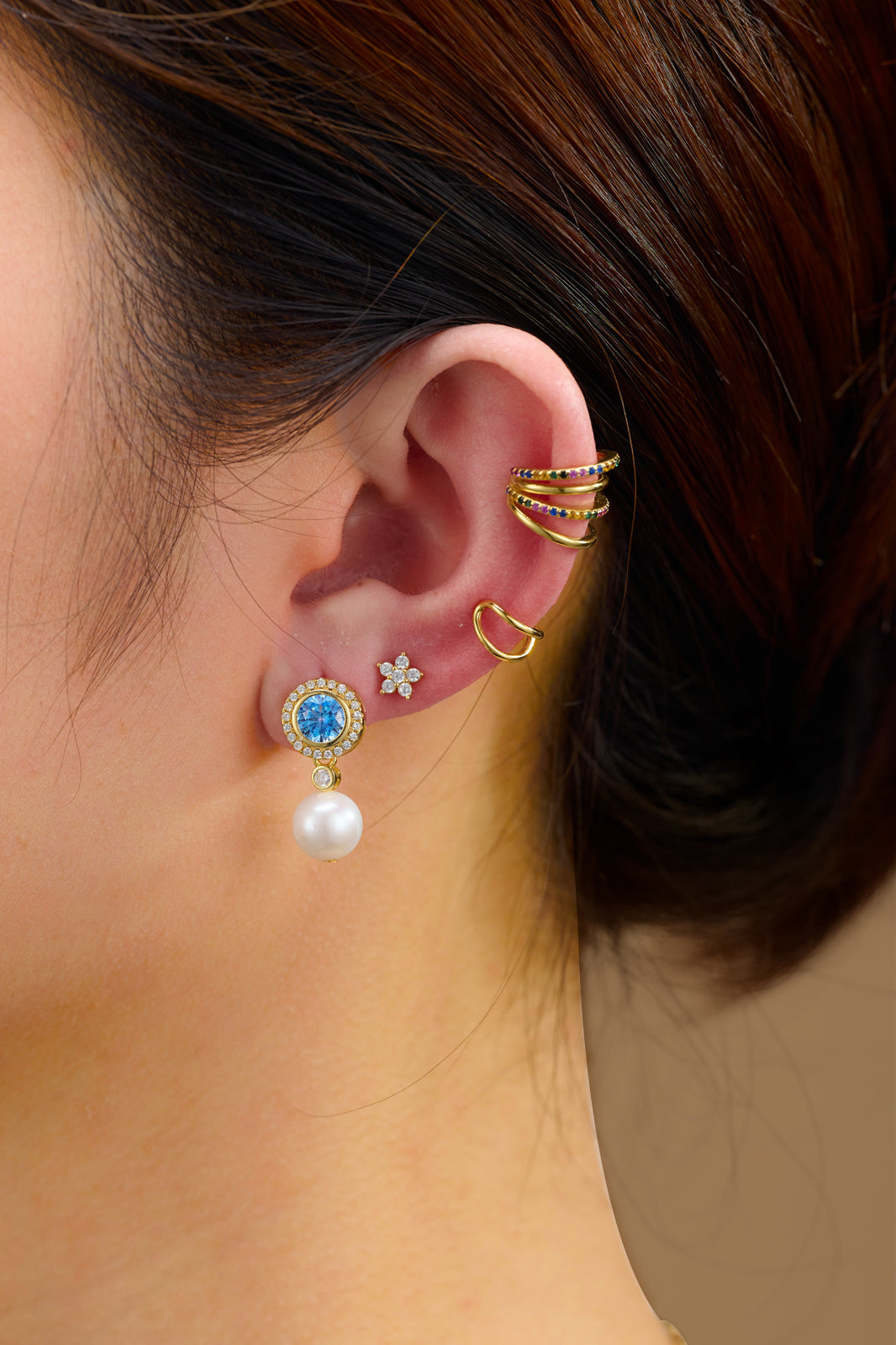 Modelo luciendo pendientes minerales perla cultivada - circonita azul - 8mm - bañado oro