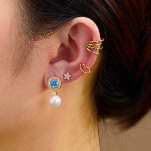 Modelo luciendo pendientes minerales perla cultivada - circonita azul - 8mm - bañado oro