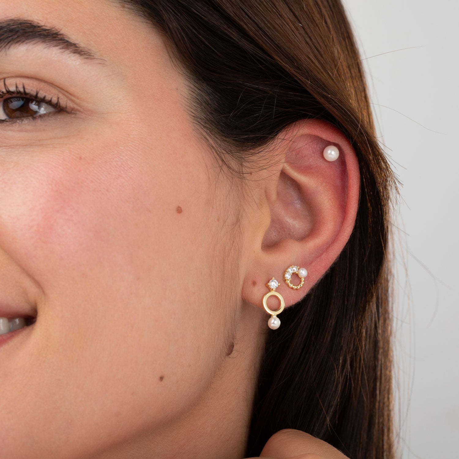 Modelo luciendo pendientes plata circonita - perla - 9 mm - bañado oro