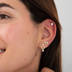 Modelo luciendo pendientes plata circonita - perla - 9 mm - bañado oro