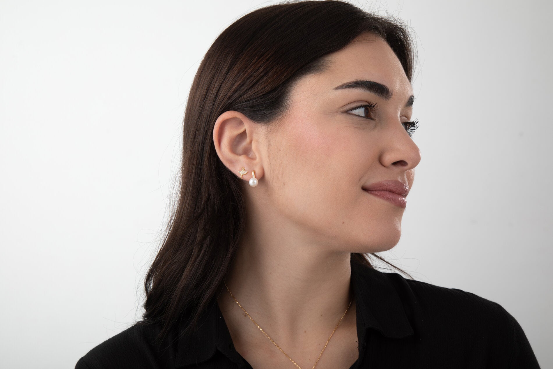 Modelo luciendo pendientes perla cultivada botón AA+ bañados en oro, 16 mm