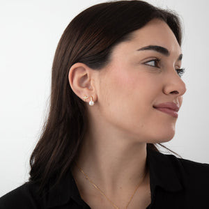 Modelo luciendo pendientes perla cultivada botón AA+ bañados en oro, 16 mm