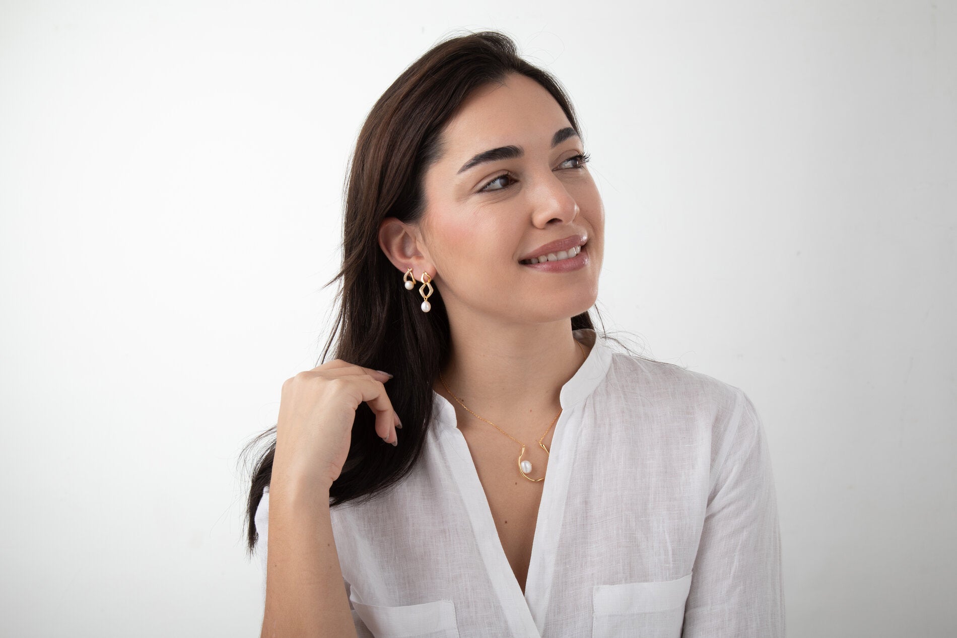 Modelo luciendo pendientes perla bóton - entrelazado - aa+ calidad - cultivada - 18 mm - bañado or