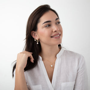 Modelo luciendo pendientes perla bóton - entrelazado - aa+ calidad - cultivada - 18 mm - bañado or
