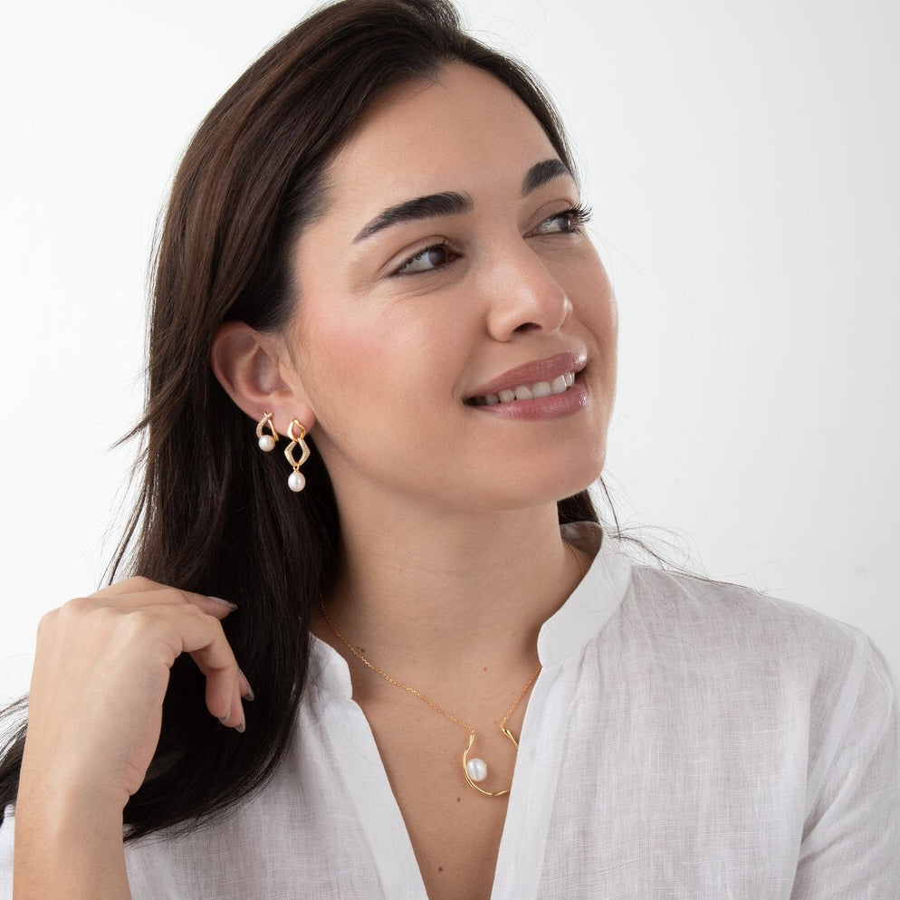 Modelo luciendo pendientes perla bóton - entrelazado - aa+ calidad - cultivada - 18 mm - bañado or