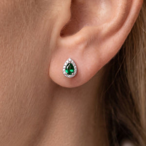 Pendientes gota plata de ley con circonita verde esmeralda puestos en la oreja