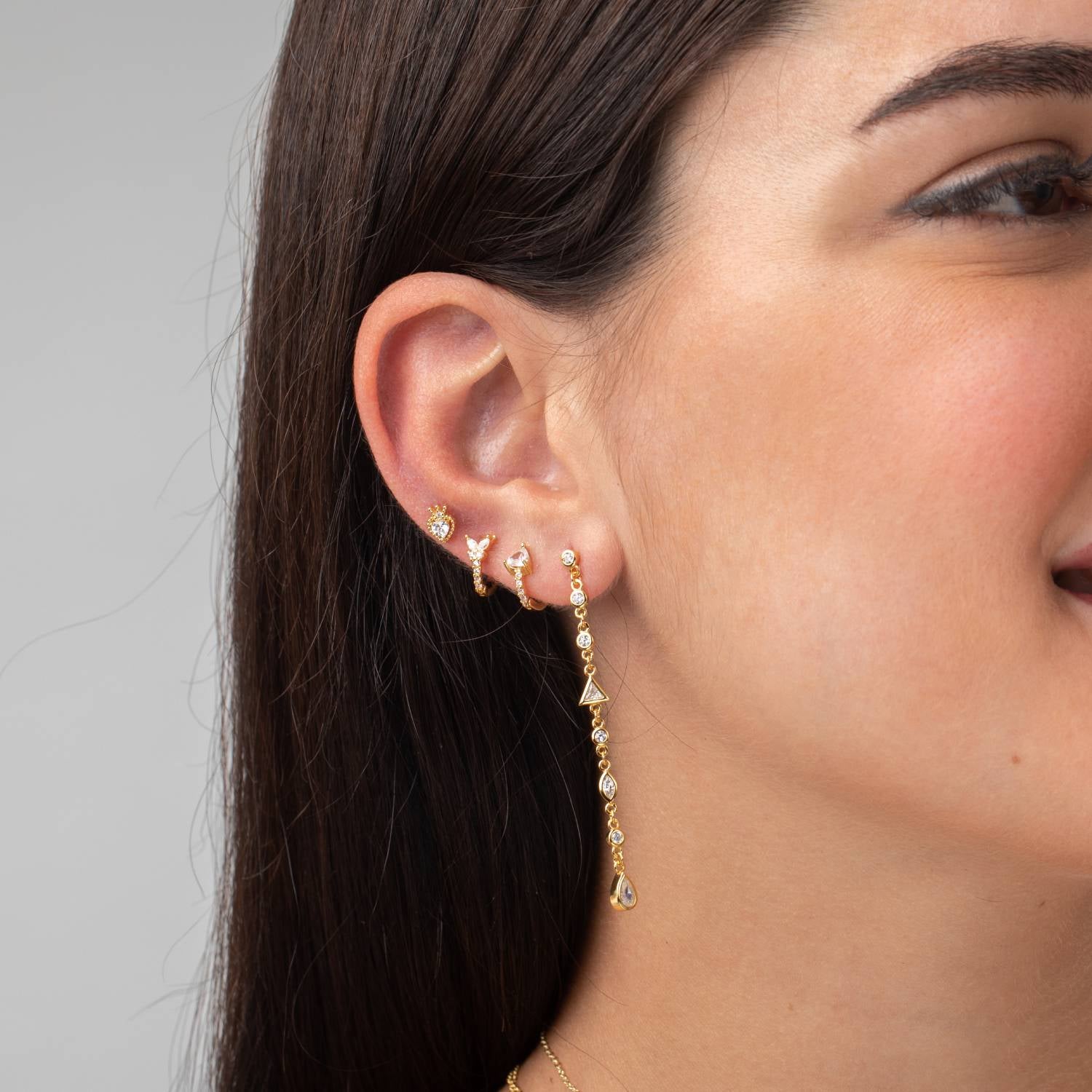 Modelo luciendo pendientes corazon - circonita blanca - 7 * 5 mm - plata bañado oro