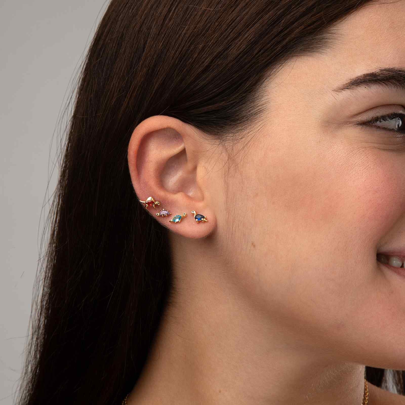 Modelo luciendo pendientes brachiosaurus - circonita azul - 10 * 5 mm - bañado oro
