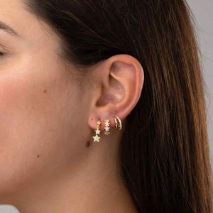 Modelo luciendo pendientes estrella - circonita blanca - 12+6 mm - bañado oro