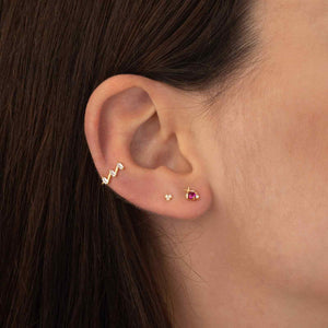 Modelo luciendo pendientes mariquita - circonita rubi - 6,5 mm - bañado oro