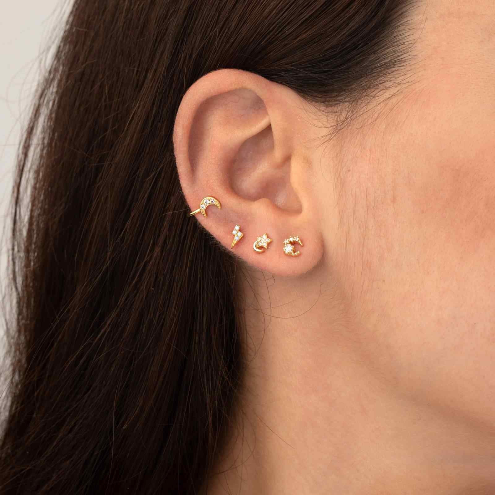 Modelo luciendo pendientes luna estrella - circonita blanca - 6 mm - bañado oro