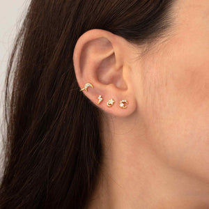Modelo luciendo pendientes luna estrella - circonita blanca - 6 mm - bañado oro