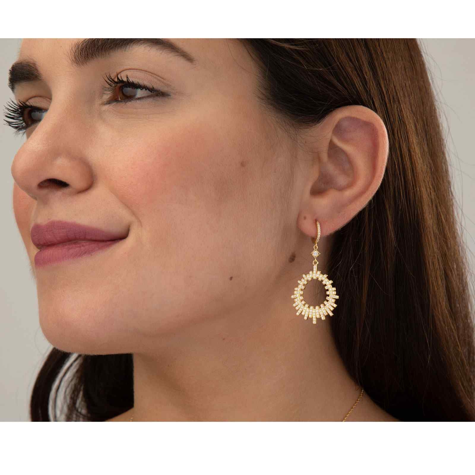 Modelo luciendo pendientes circonita - 11 + 36 mm - bañado oro