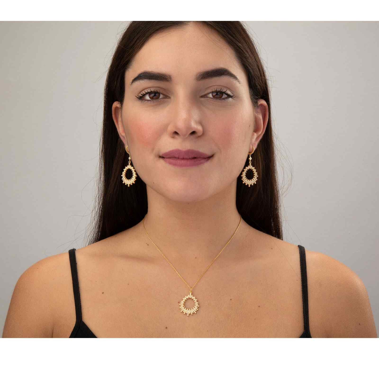 Modelo luciendo pendientes circonita - 11 + 36 mm - bañado oro
