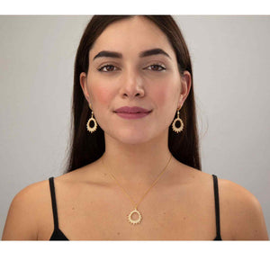 Modelo luciendo pendientes circonita - 11 + 36 mm - bañado oro