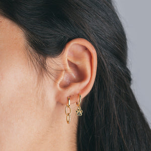Modelo luciendo pendientes aro - huella de perro 6mm - bañado oro