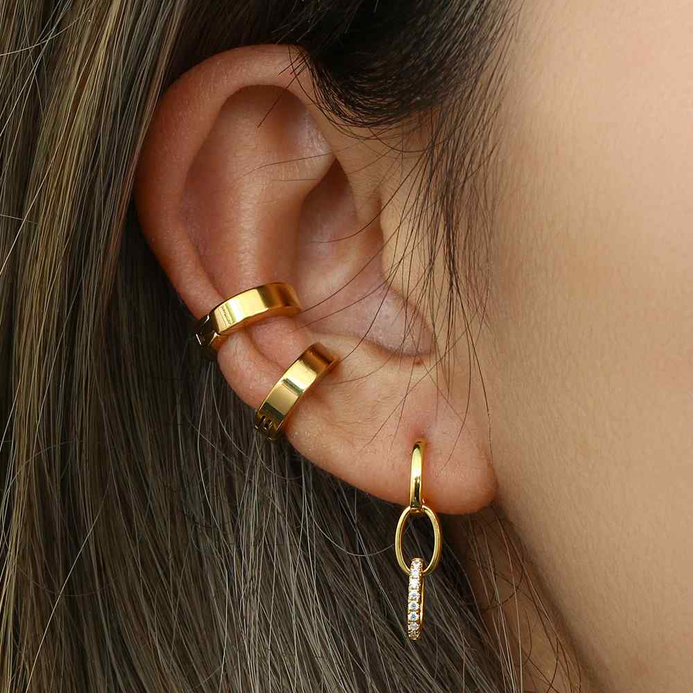 Modelo luciendo pendientes eslabón - circonita blanca - 22 mm - plata bañado oro
