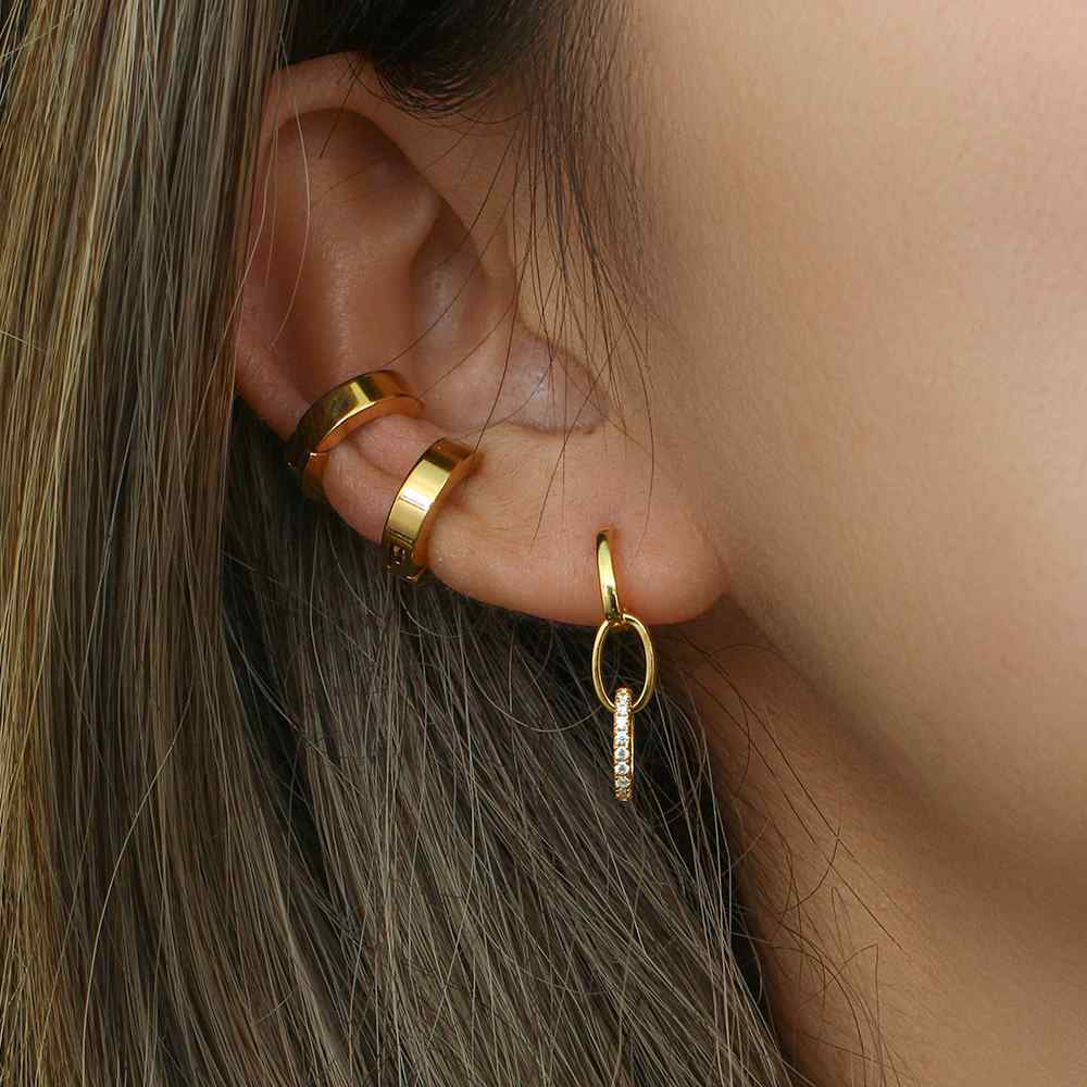 Modelo luciendo pendientes eslabón - circonita blanca - 22 mm - plata bañado oro