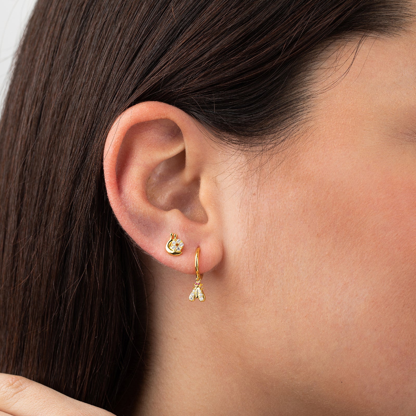 Modelo luciendo pendientes caracol - circonita 6mm bañado oro