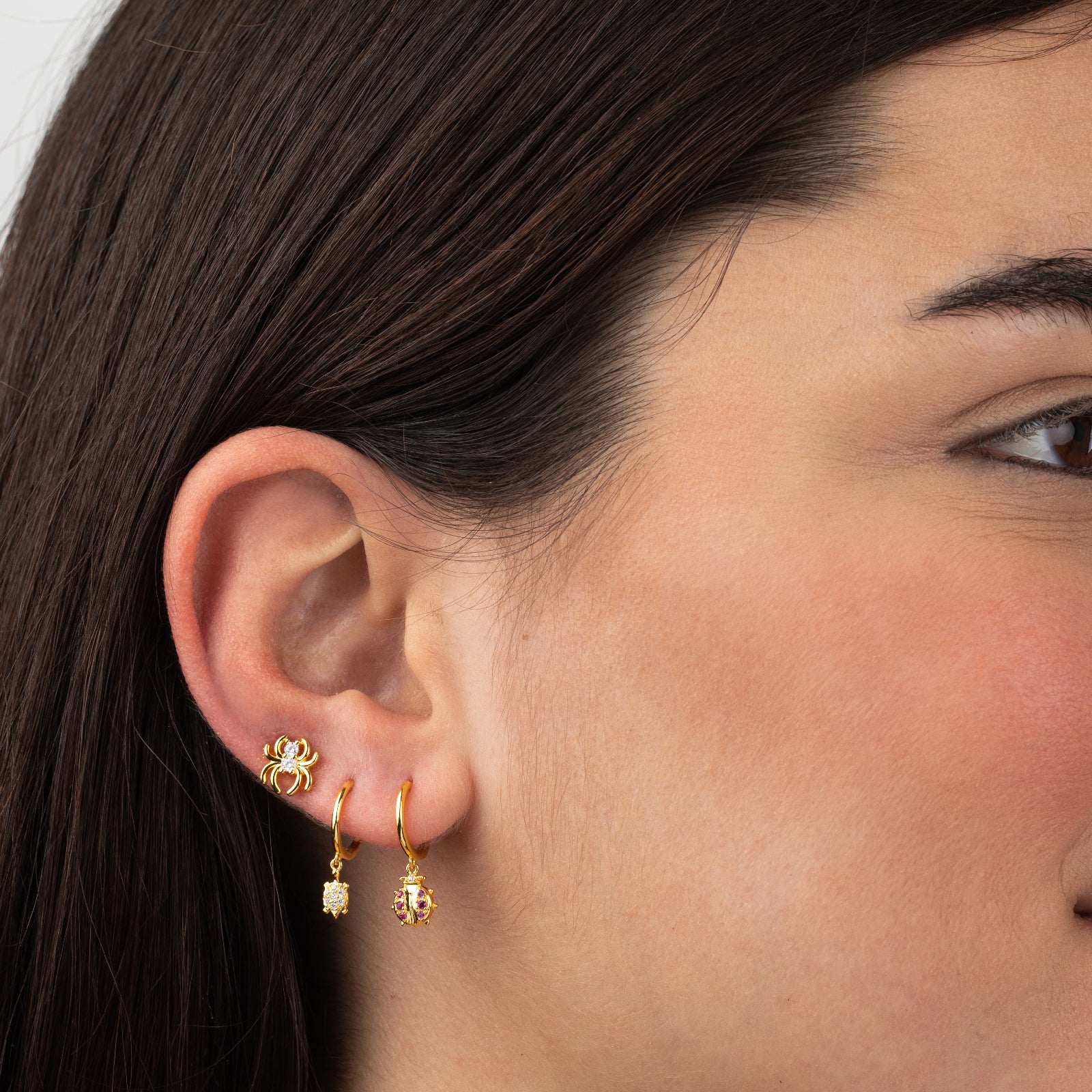 Modelo luciendo pendientes aro - tortuga 10*5mm bañado oro