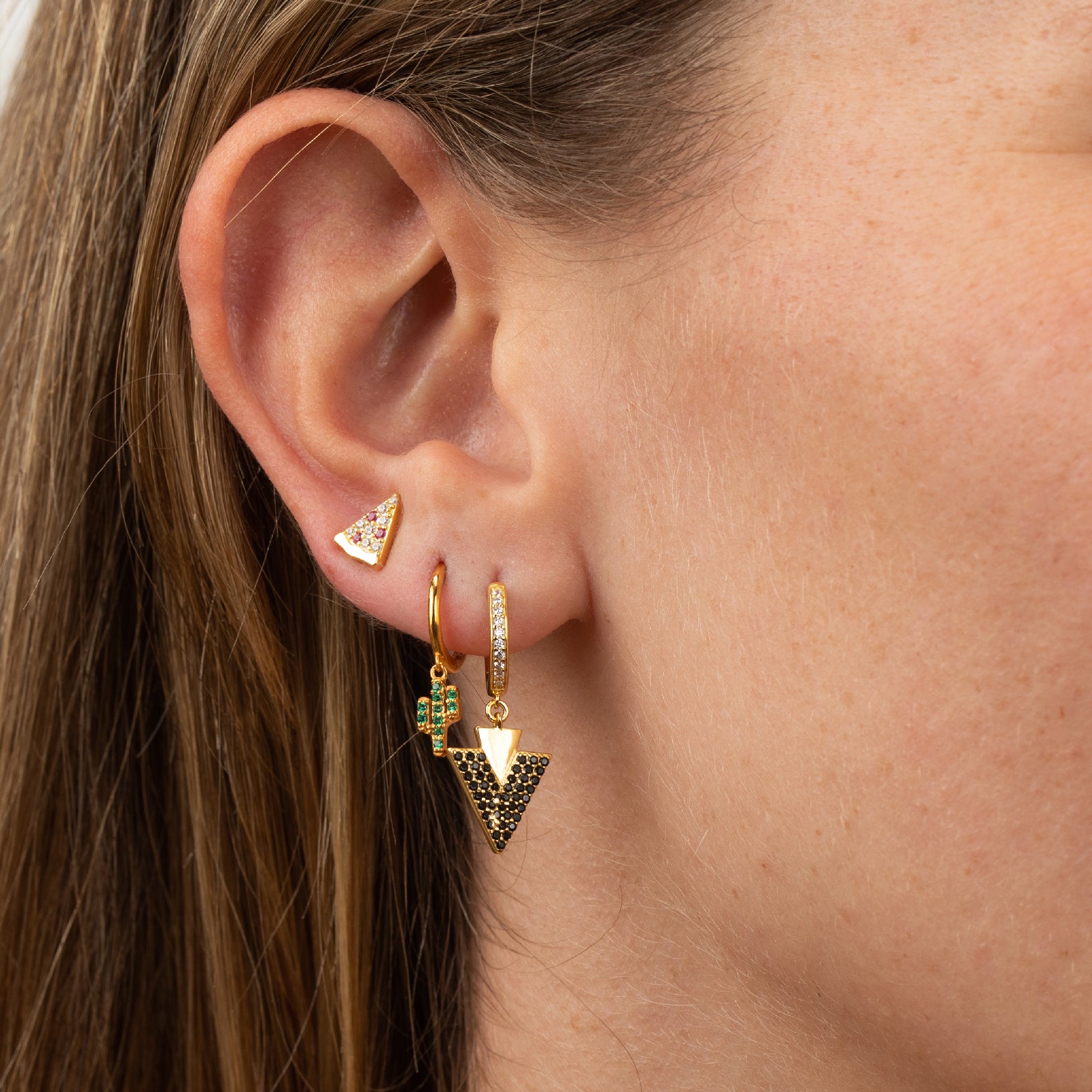 Modelo luciendo pendientes plata - pizza 8mm - bañado oro