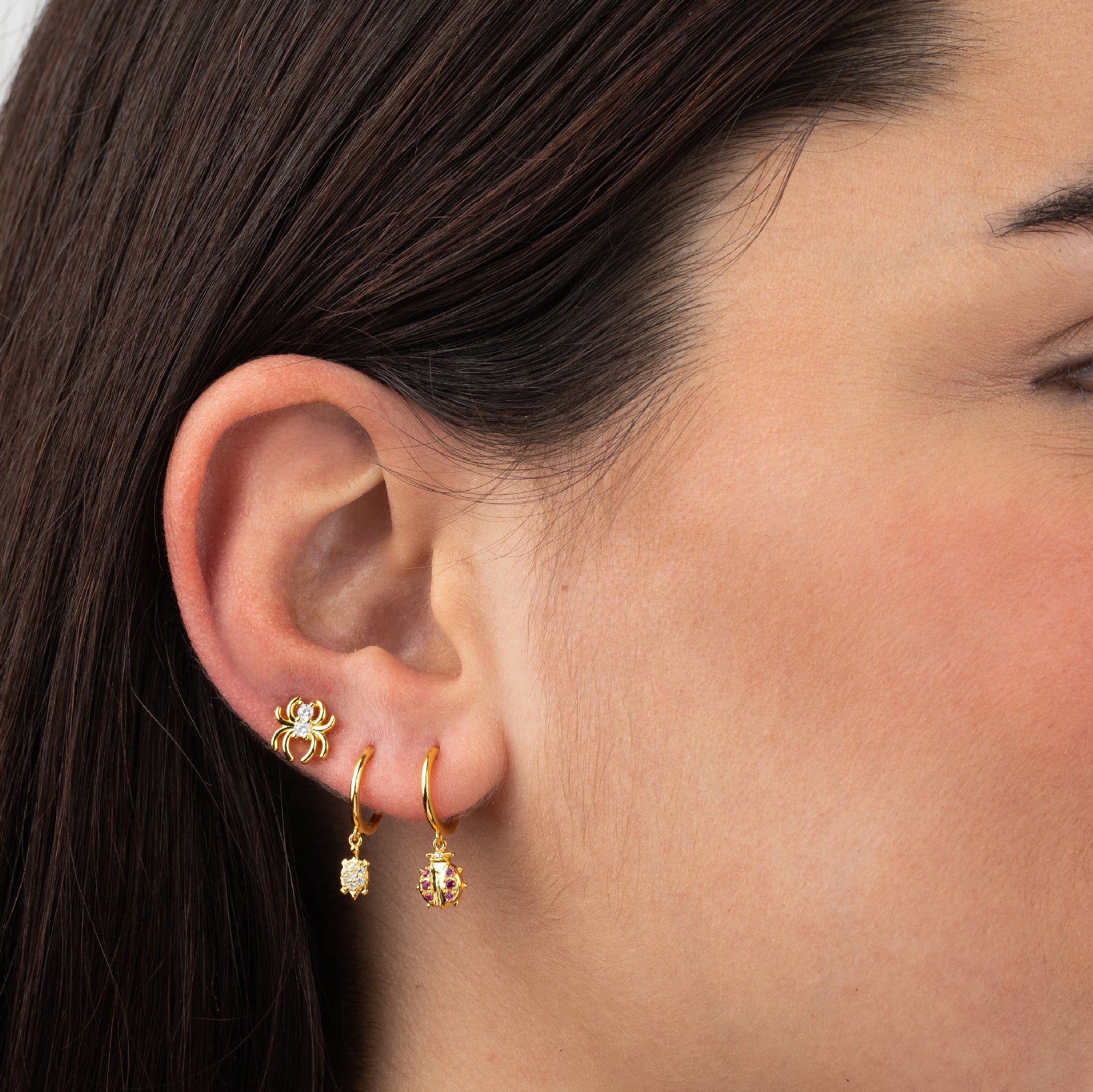 Modelo luciendo pendientes araña - circonita - 8*8,5mm - plata bañado oro
