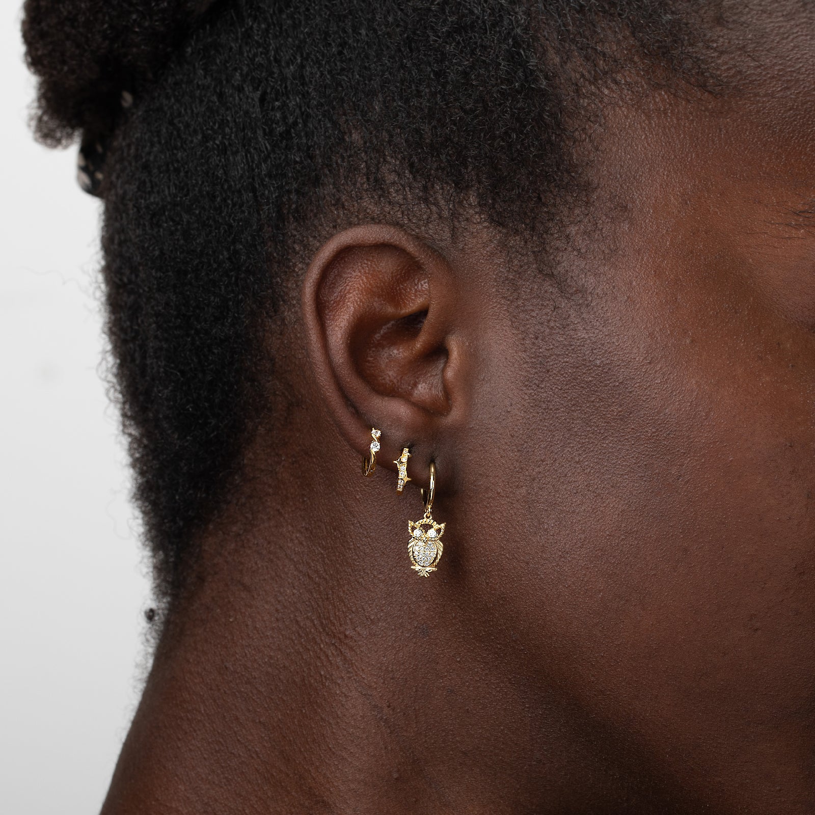Modelo luciendo pendientes aro - circonita buho - 11 + 12 mm- bañado oro