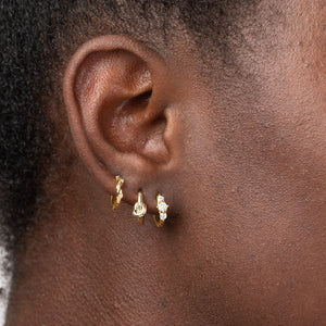 Modelo luciendo pendientes aro - 3 circonita blanca - 11 mm - bañado oro