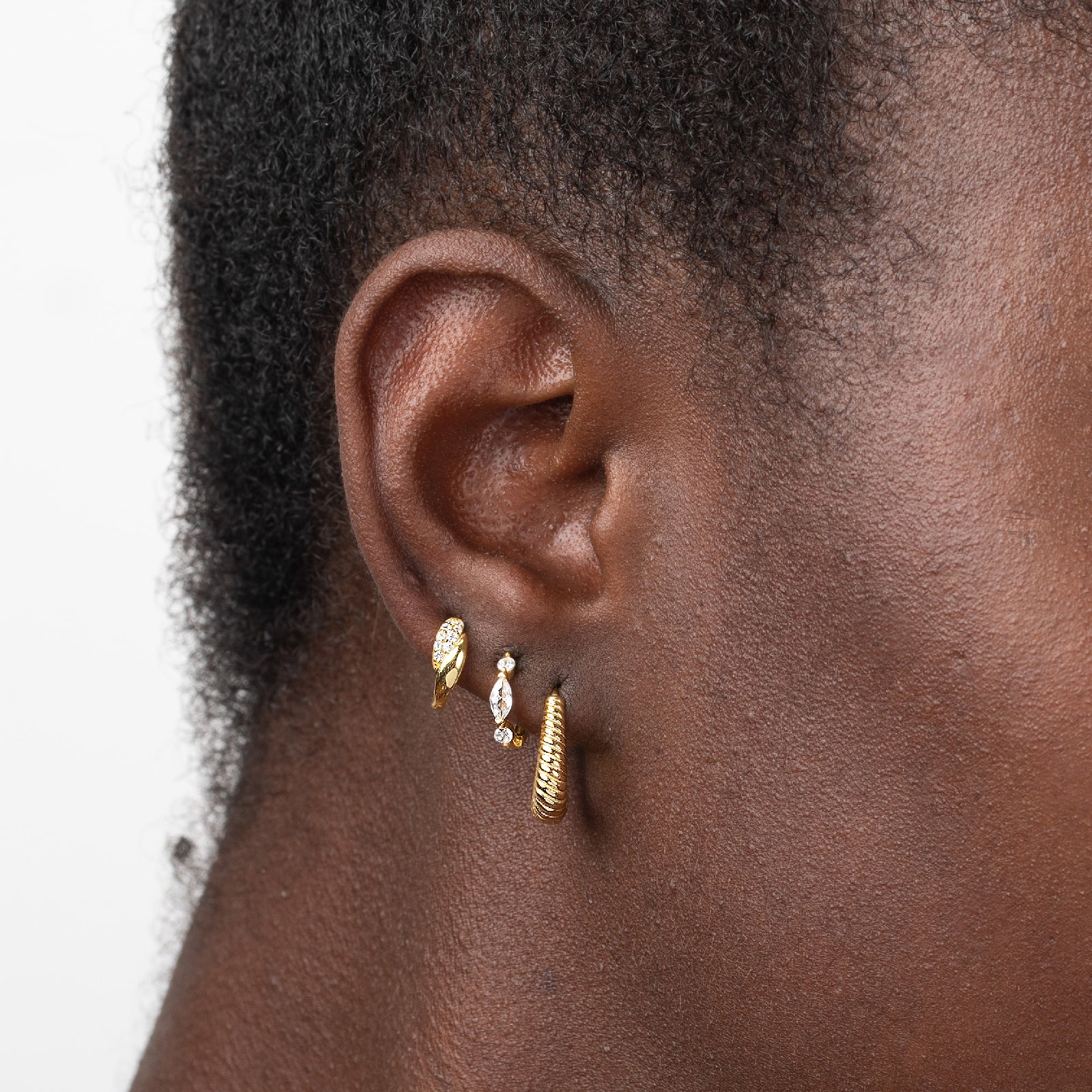 Modelo luciendo pendientes aro dividir - circonita blanca - 11 mm - bañado oro