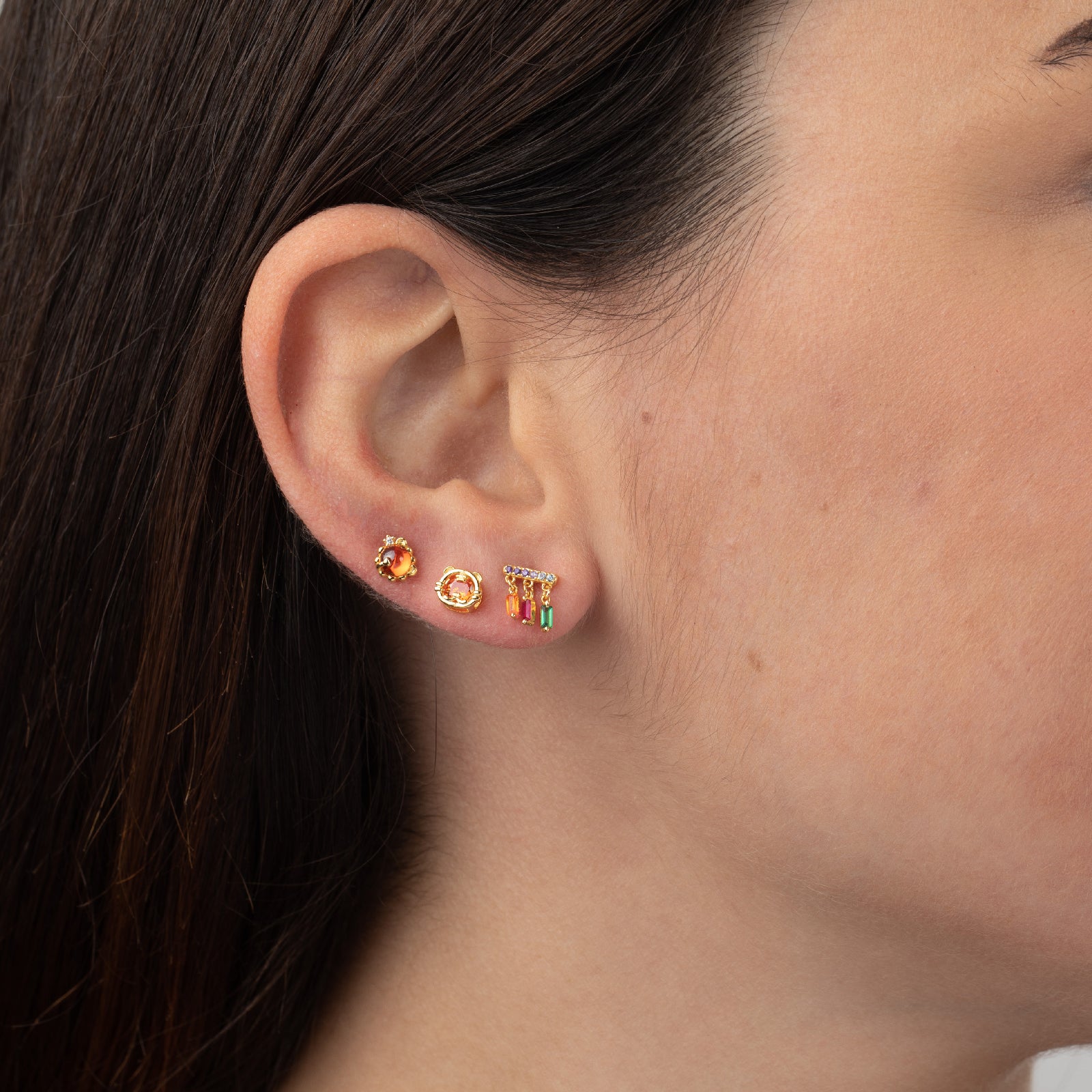 Pendientes con colgantes de circonita multicolor en plata bañada en oro, 7 mm