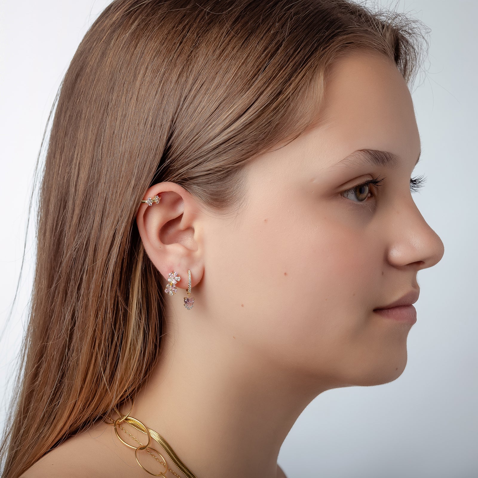 Modelo luciendo pendientes corazon - circonita aro 13mm - bañado oro