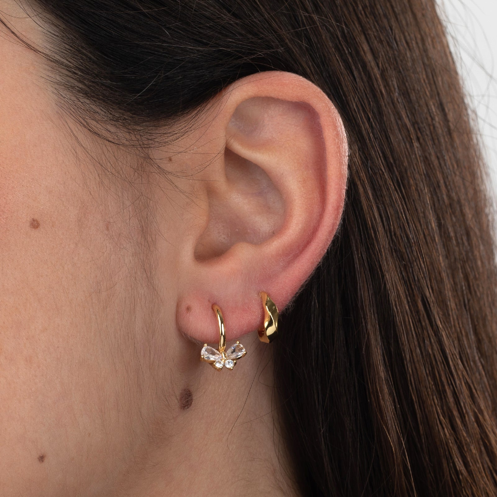 Modelo luciendo pendientes aro 11mm - mariposa 10,50mm - bañado oro