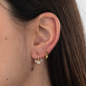 Modelo luciendo pendientes aro 11mm - mariposa 10,50mm - bañado oro