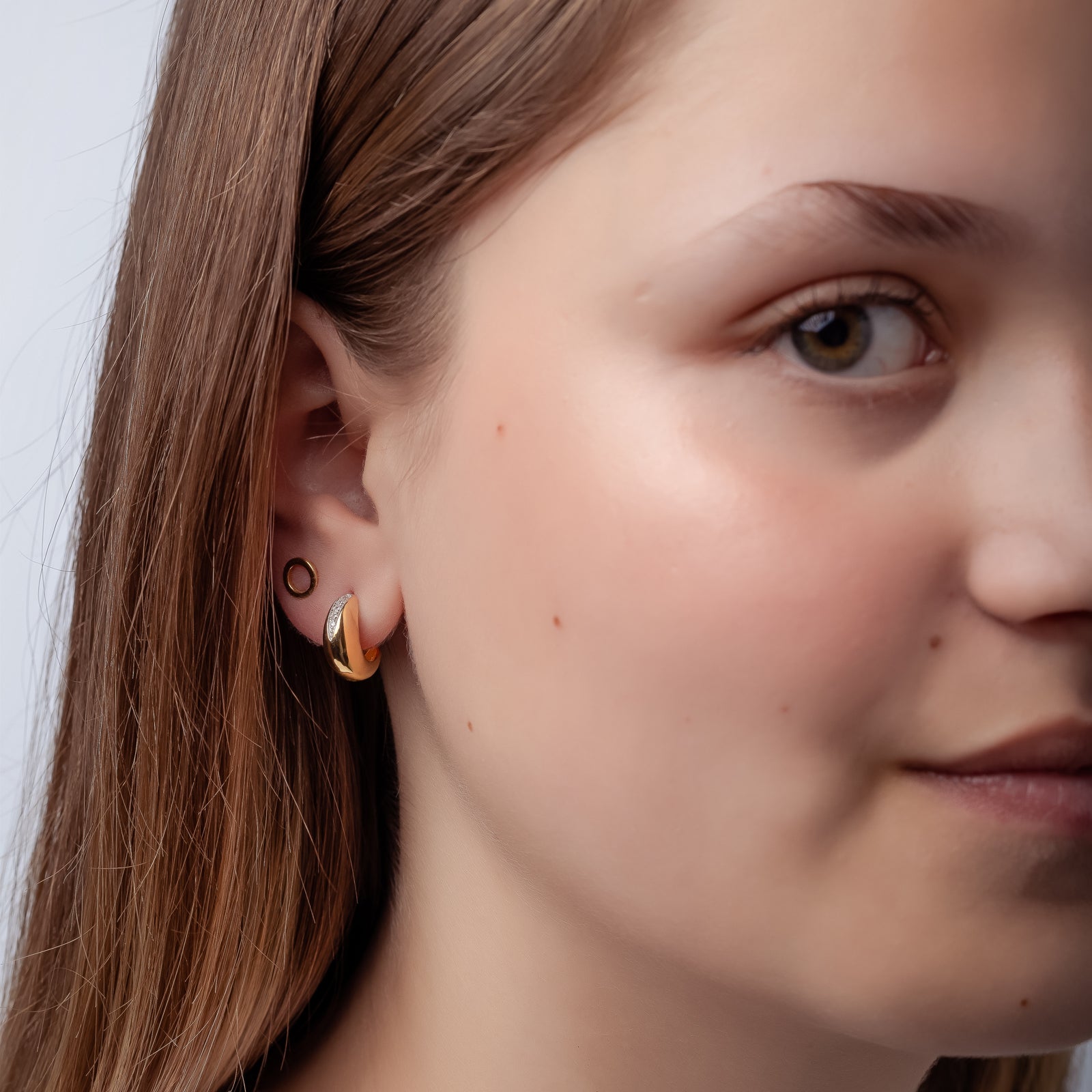 Modelo luciendo pendientes circonita - 13 mm - bañada oro