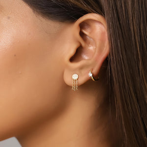 Modelo luciendo pendientes aro - circonita 3mm blanca 11 mm - bañado oro y plata rodiada