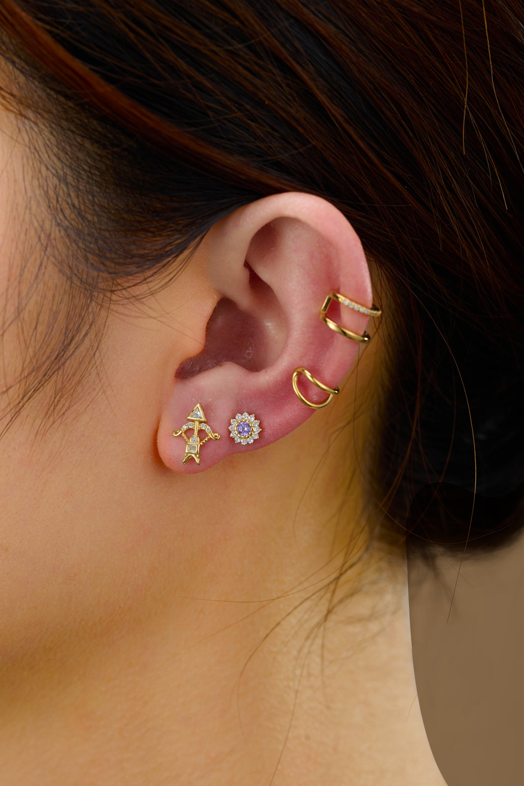 Modelo luciendo pendientes circonita - flecha 10,5*8,5mm - bañado oro