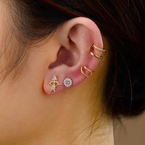 Modelo luciendo pendientes circonita - flecha 10,5*8,5mm - bañado oro