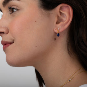 Modelo luciendo pendientes plata - circonita azul 17mm - bañado oro