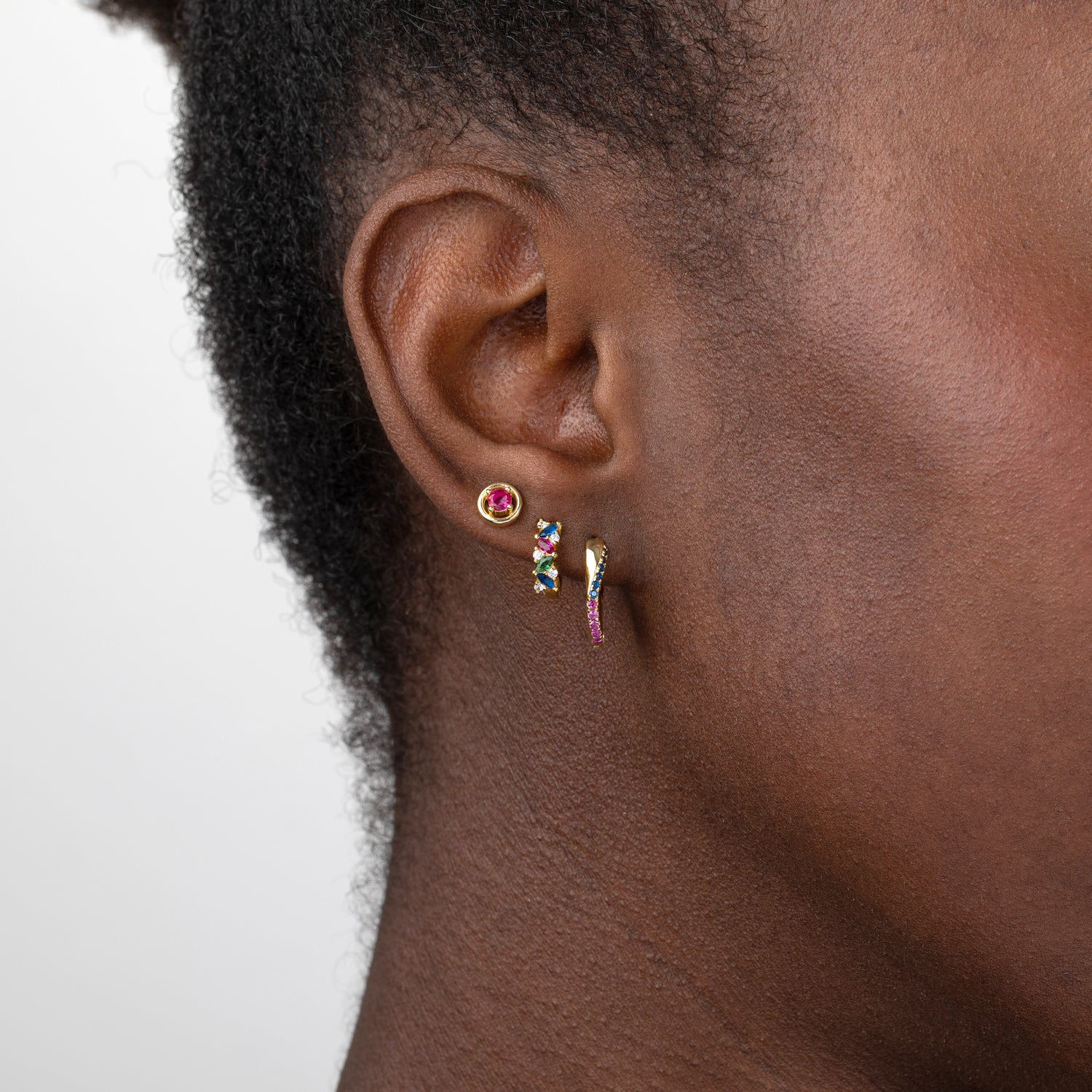 Modelo luciendo pendientes aro - circonita multi - 10 mm - bañado oro