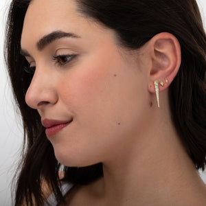 Modelo luciendo pendientes circonita - rombo 6 mm - bañado oro