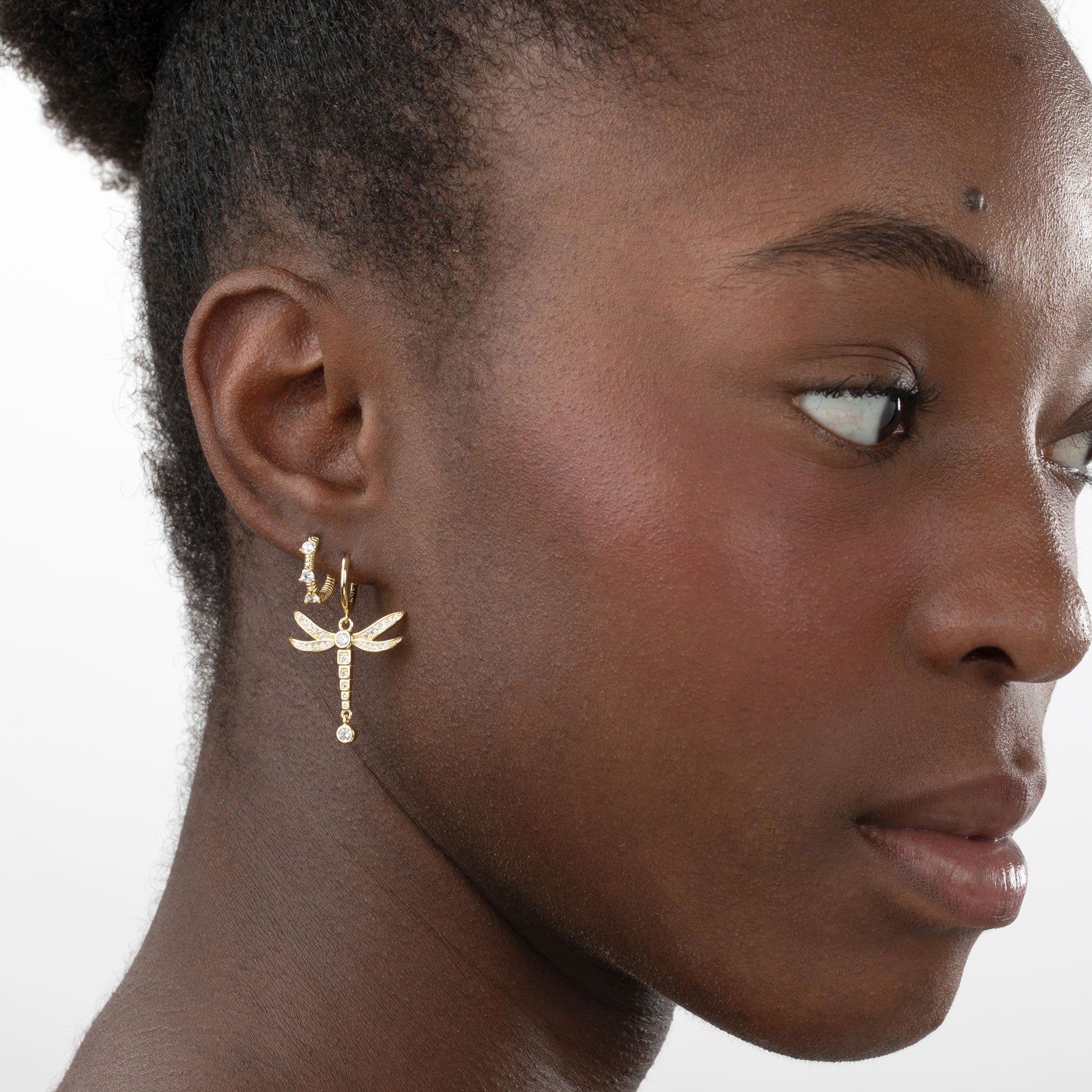 Modelo luciendo pendientes circonita blanca - aro retorcido 14 mm - bañado oro