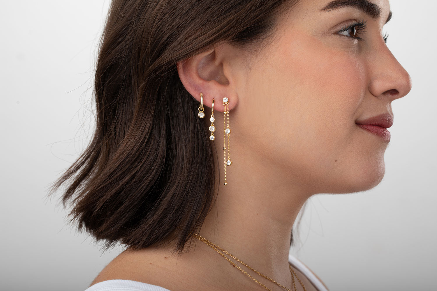 Modelo luciendo pendientes circonita blanca - aro 12+18 mm - bañado oro