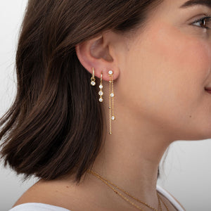Modelo luciendo pendientes circonita blanca - aro 12+18 mm - bañado oro