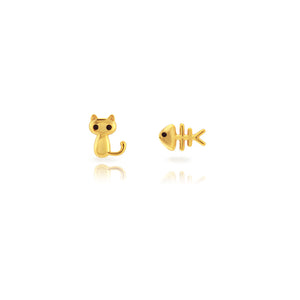 Pendientes desiguales de plata bañados en oro con gato y hueso de pez