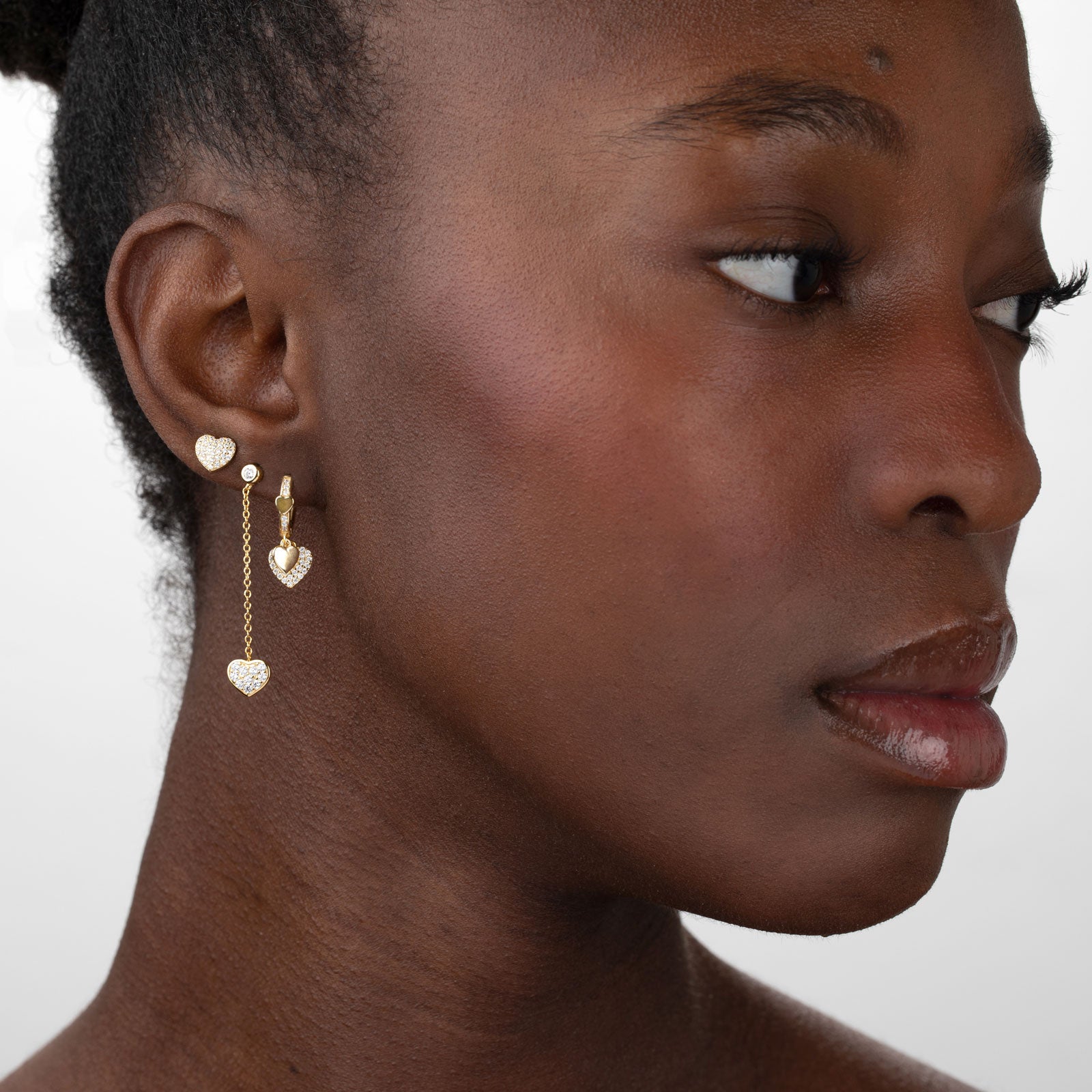 Modelo luciendo pendientes circonita - circulo y corazón 38 mm - bañado oro