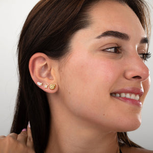 Modelo luciendo pendientes plata - circonita - 11 mm - bañado oro