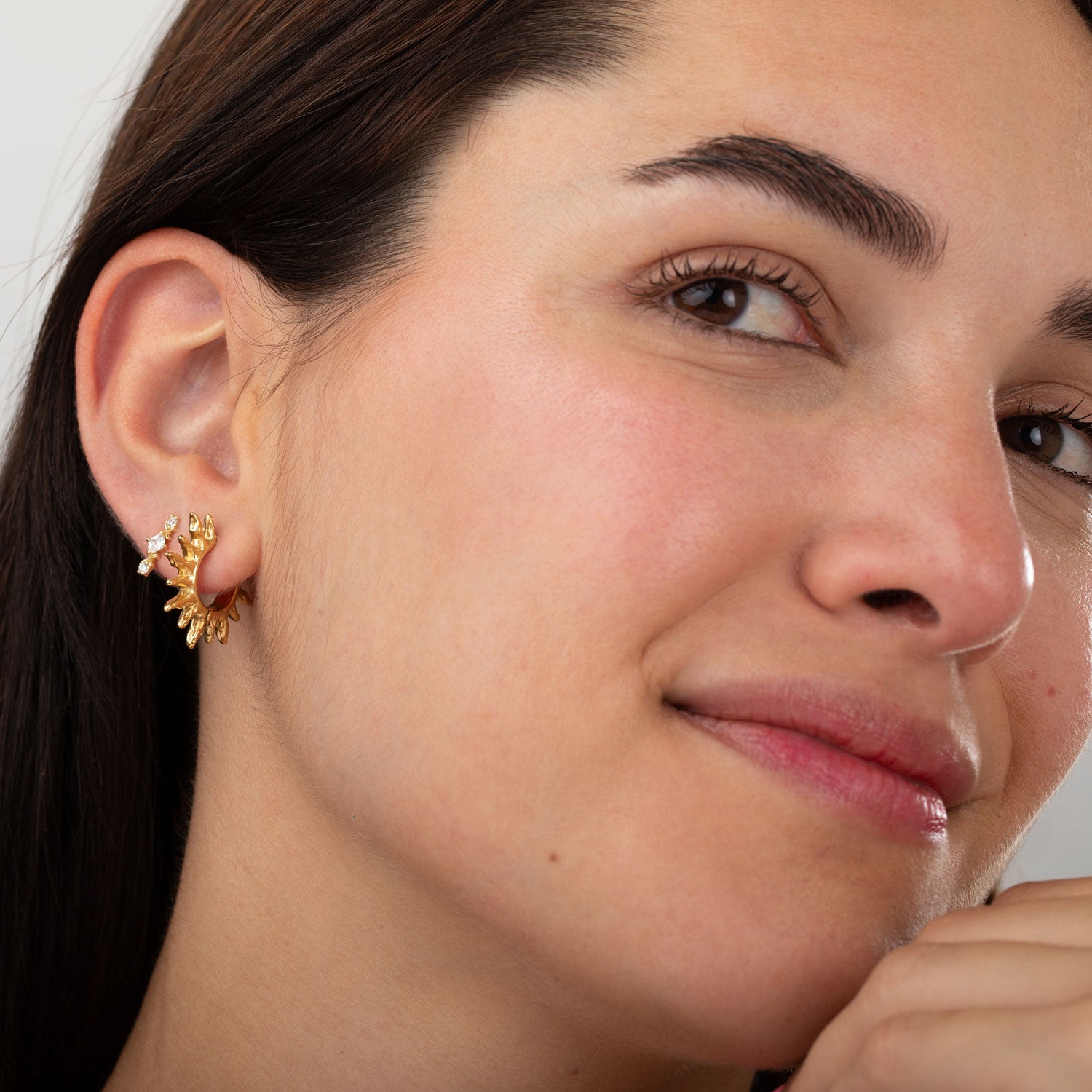 Modelo luciendo pendientes plata - circonita - 11 mm - bañado oro