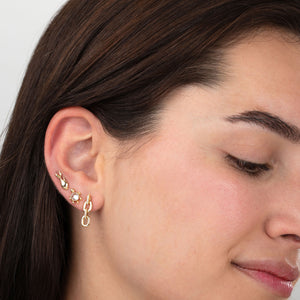 Modelo luciendo pendientes eslabón - circonita blanca - 20mm - plata bañado oro